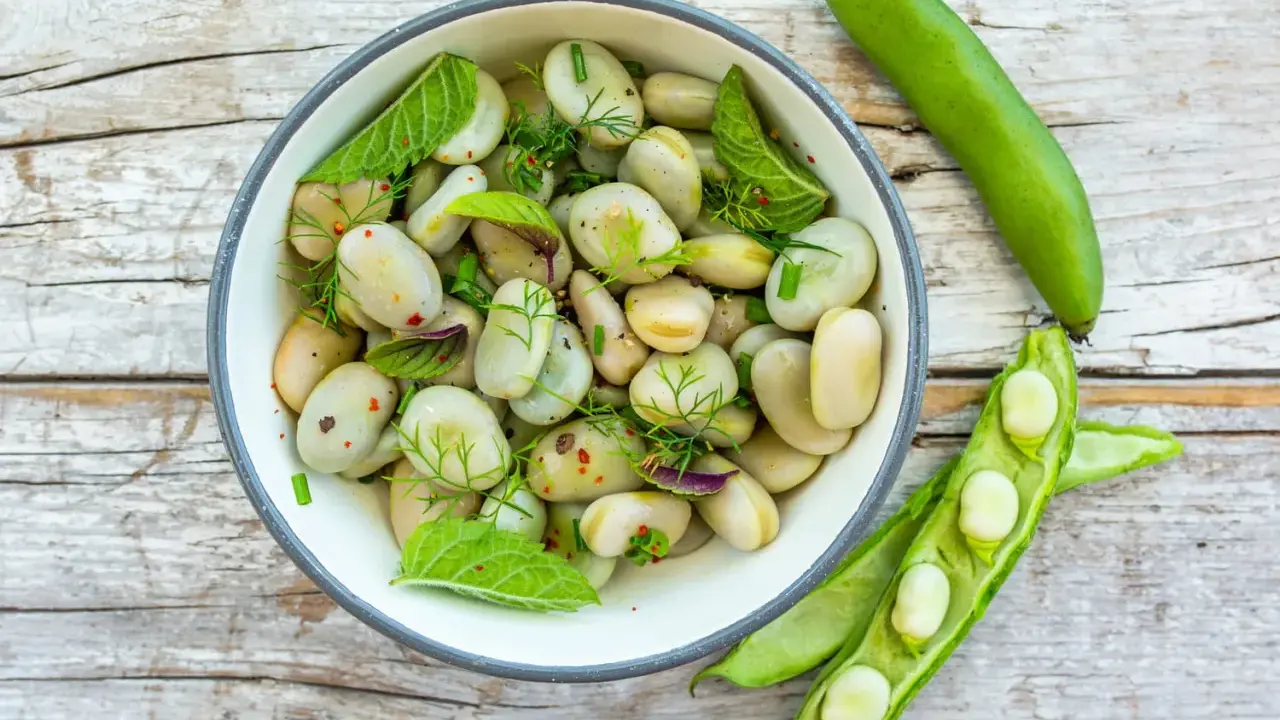 Salade de fèves fraîches, assaisonnée d'herbes et d'épices. La cuisson des fèves est simple et savoureuse.