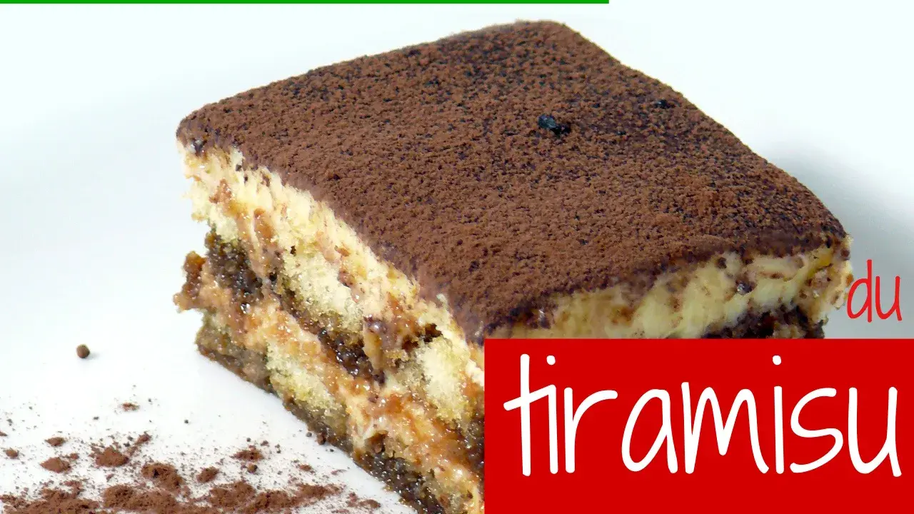 La vraie recette du tiramisu sans blanc en neige, une part généreuse de ce dessert italien classique, saupoudrée de cacao.