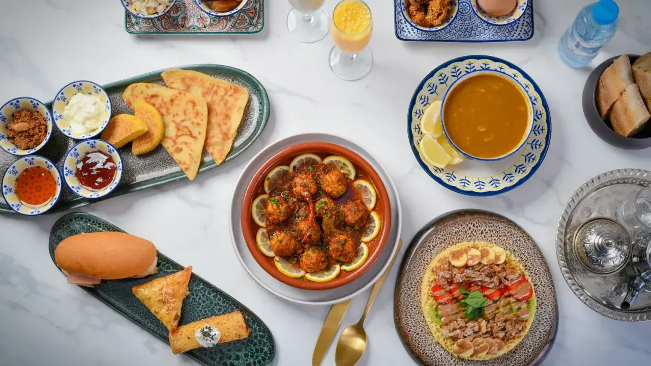 Un festin pour le Ramadan : boulettes de viande, soupe, msemen, briouates et crêpes aux fruits. Une belle idee recette ramadan.