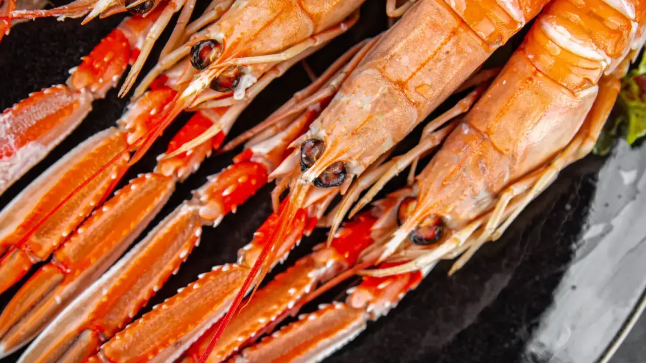 Langoustines fraîches, prêtes pour la cuisson. Leur couleur orange vif promet une saveur marine délicieuse.