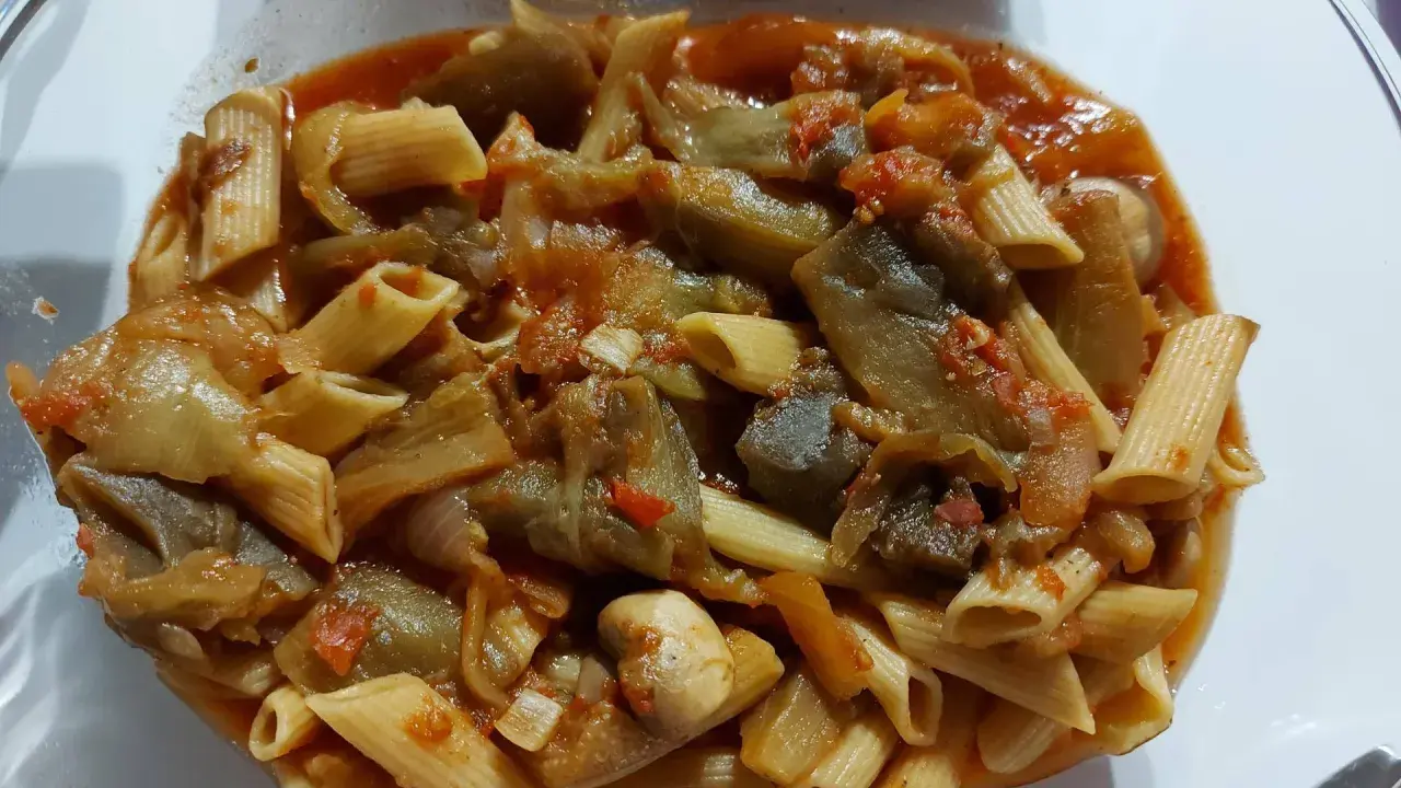 Pâtes penne avec une sauce riche aux légumes d'aubergine et tomate, un délice pour une recette pâte aux légumes italienne.