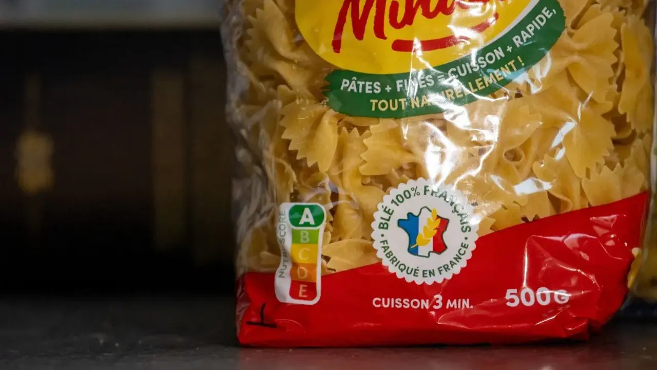 Un paquet de pâtes farfalle "Minutes" promet une cuisson rapide. Idéal pour un repas express, ces pâtes sont prêtes en 3 minutes.