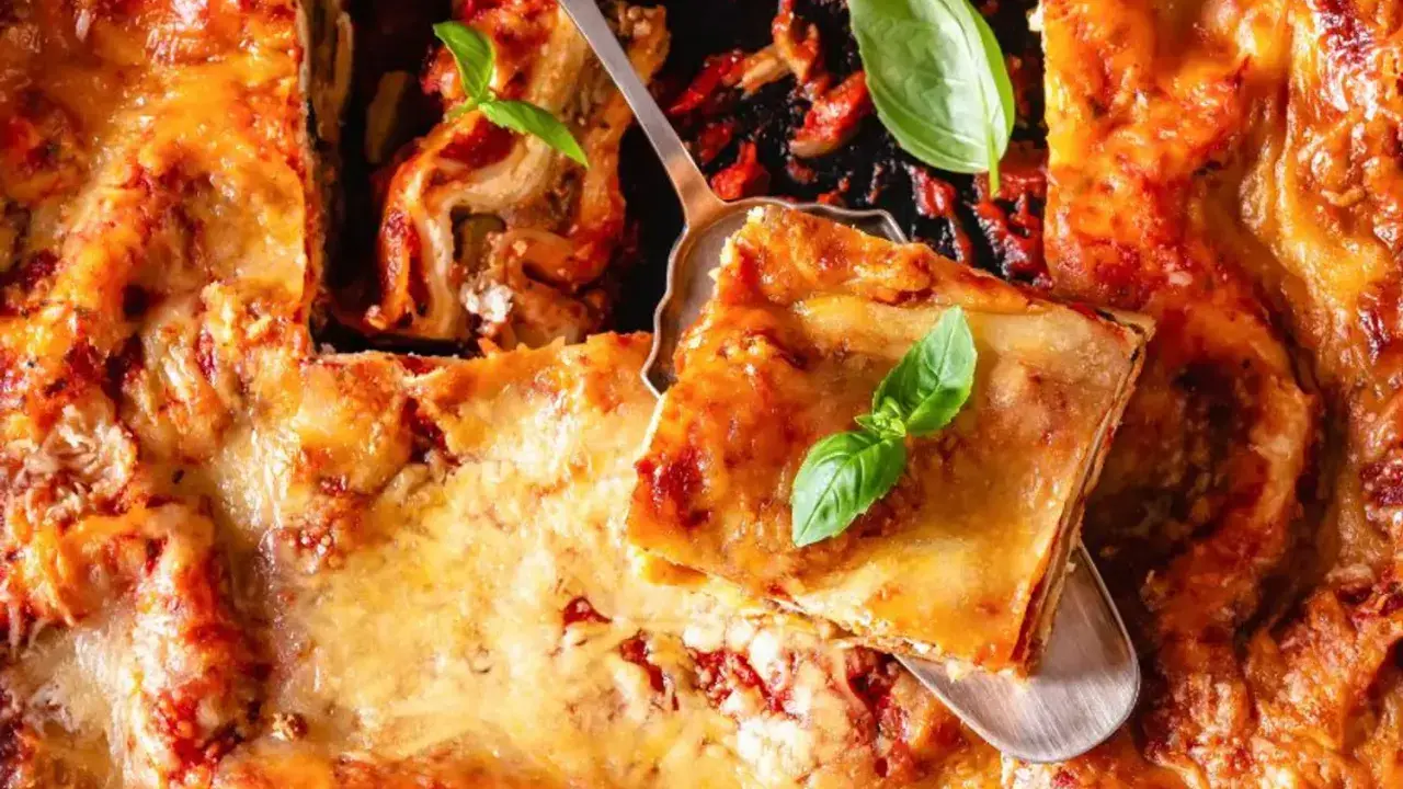 Une part de lasagne généreuse, dorée et gratinée, garnie de basilic frais. Le choix de quelle viande pour lasagne est essentiel pour ce plat réconfortant.