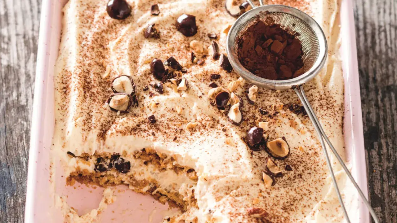 Un tiramisu chocolat blanc crémeux, garni de noisettes et de cacao saupoudré. Un délice à savourer !