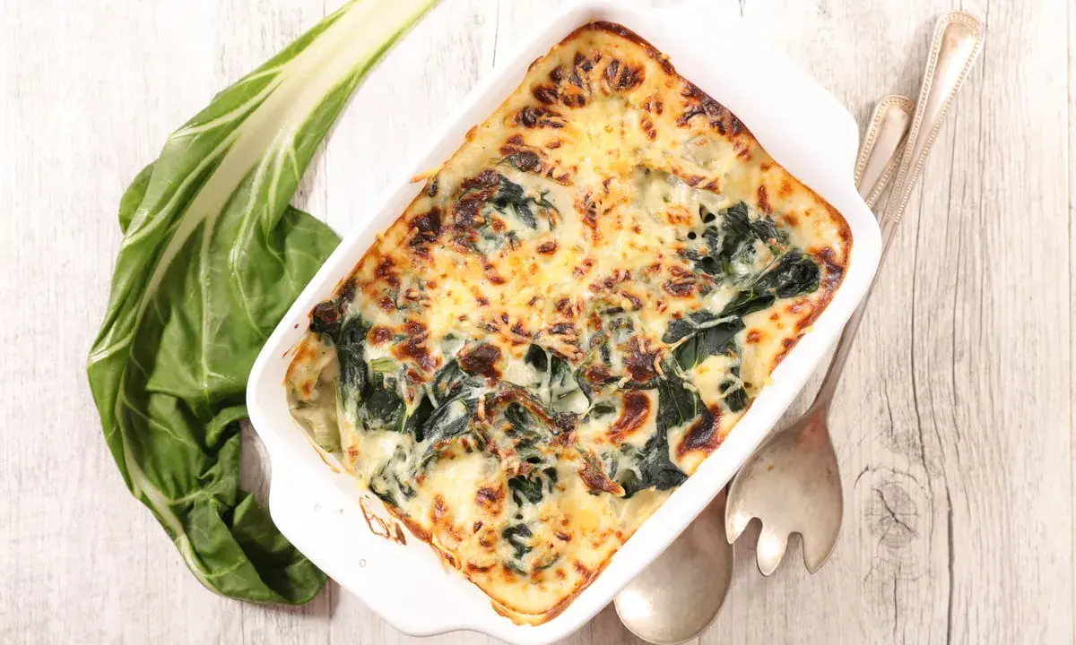 Gratin de blettes au fromage, un plat savoureux inspiré d'une recette blette, prêt à être dégusté.