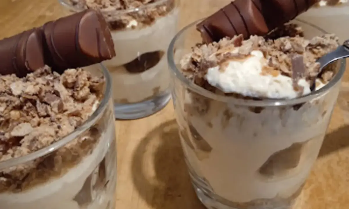 Délicieux tiramisu kinder bueno en verrines, garni de miettes croustillantes et d'un morceau de chocolat. Un vrai régal !