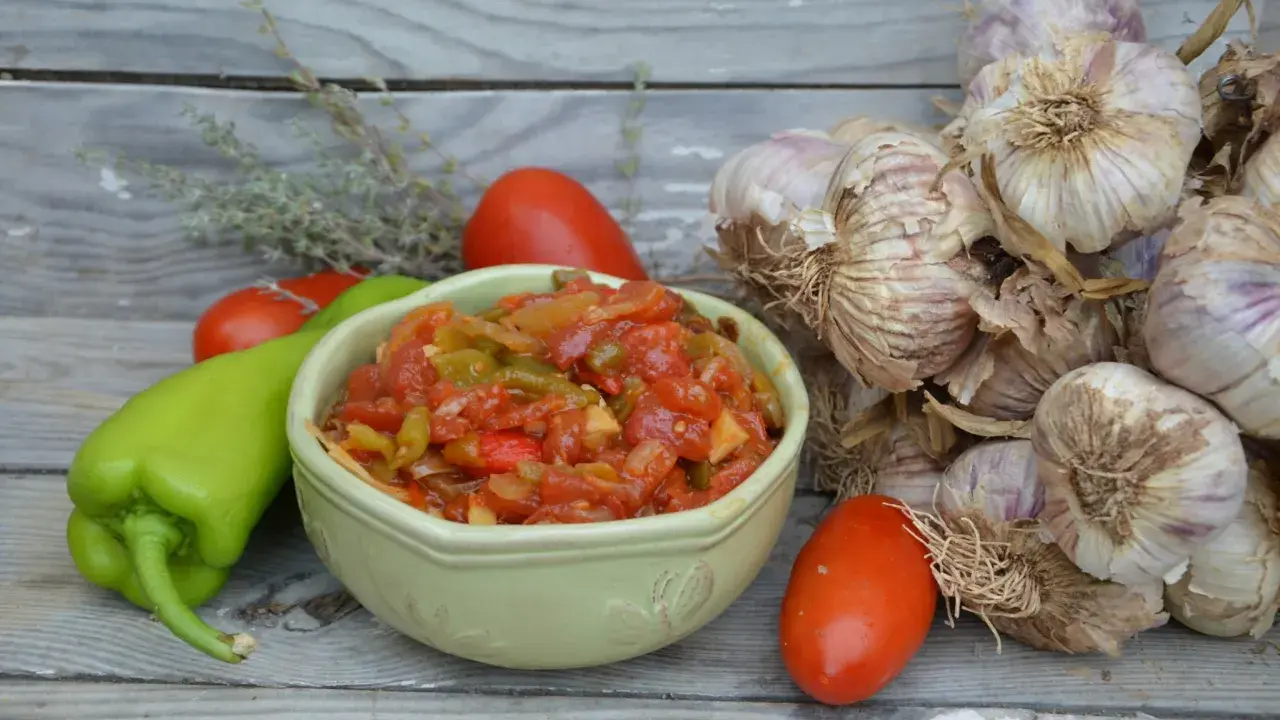 Bol de piperade recette avec poivrons verts, tomates et ail.