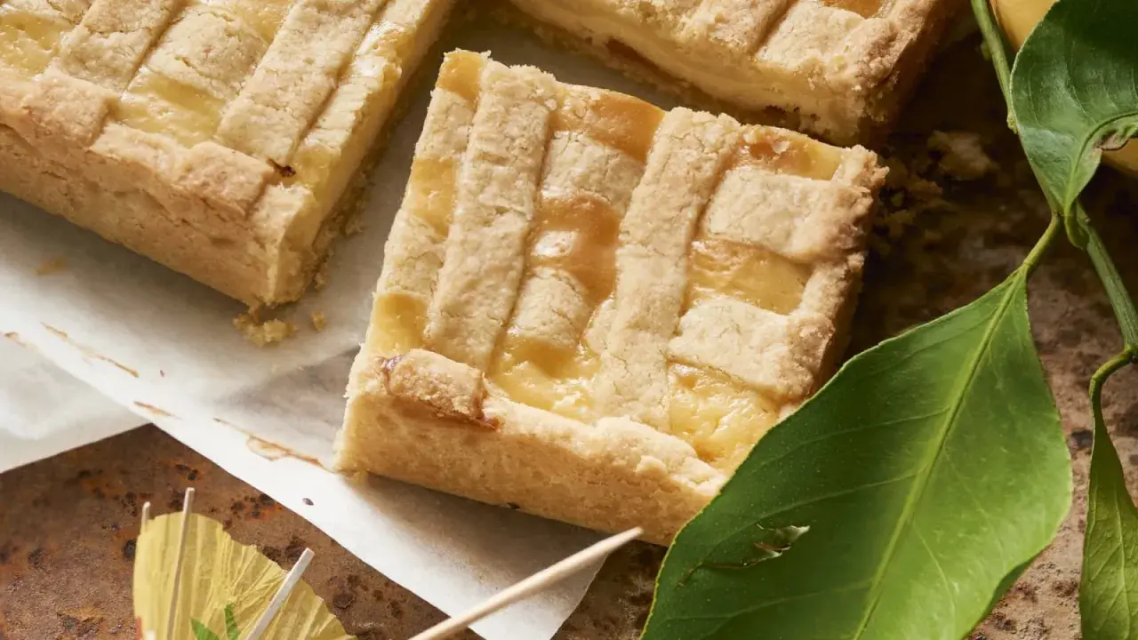 Un délicieux gâteau à la ricotta sicilien, avec une croûte dorée et une garniture crémeuse, prêt à être dégusté.