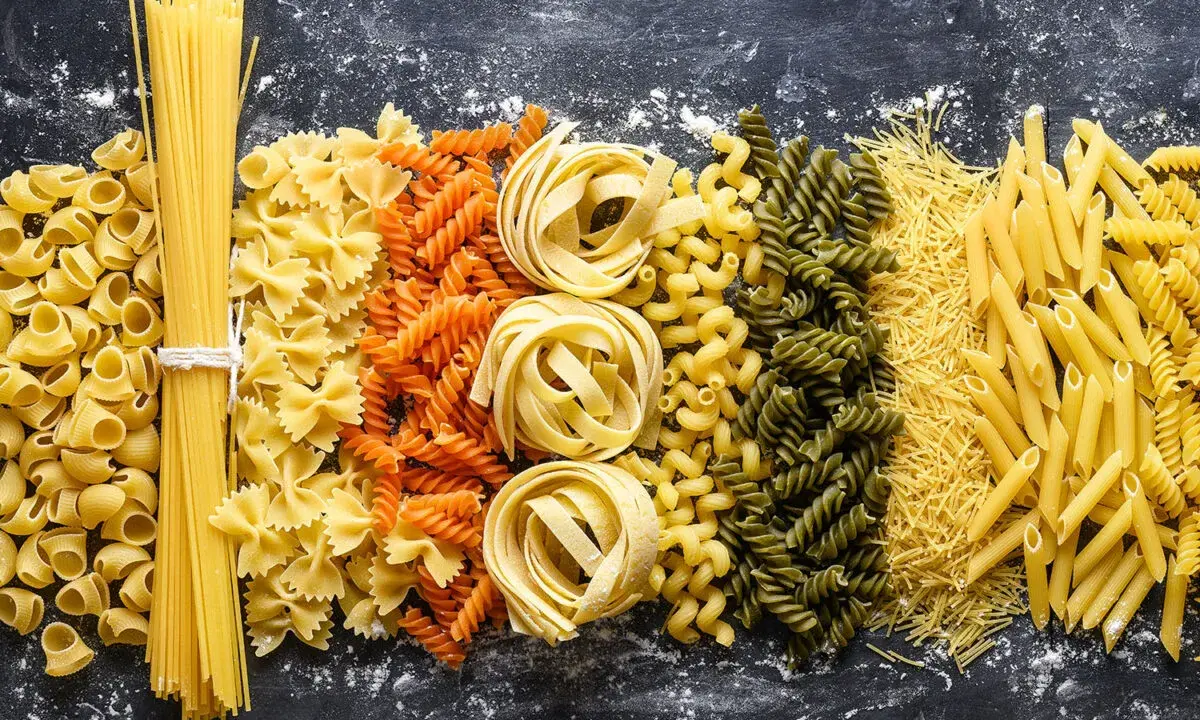Assortiment de pâtes : spaghetti, farfalle, fusilli, tagliatelle, penne et vermicelles. Un festin de pâtes au blé complet pour tous les goûts.