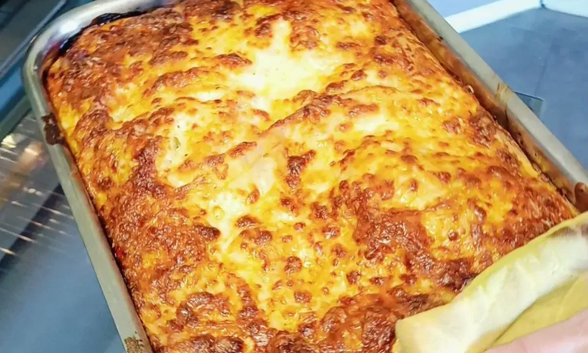 Lasagnes dorées et gratinées dans un plat, prêtes à congeler pour un repas facile.