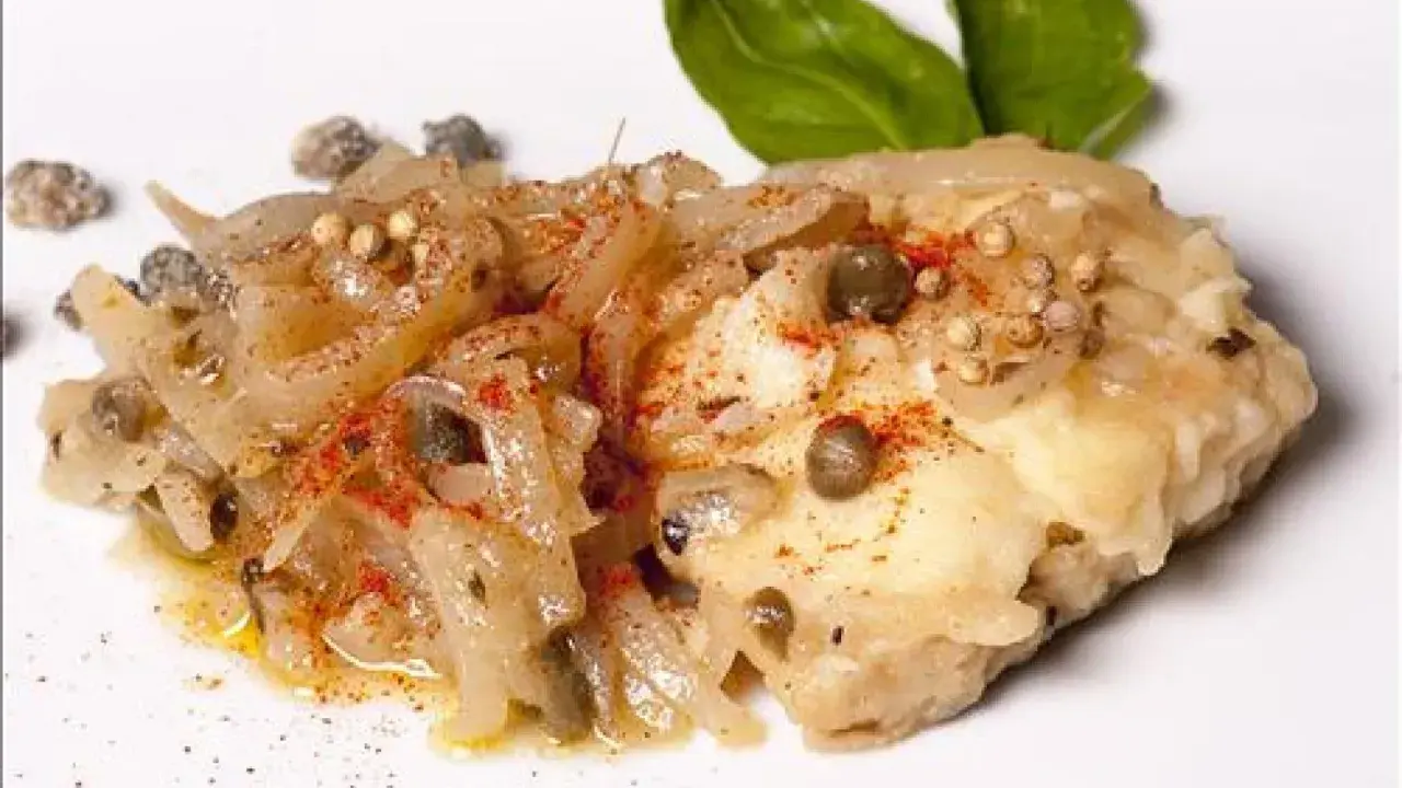 Un plat de lotte aux oignons, câpres et épices, parfait pour une recette lotte facile et rapide.