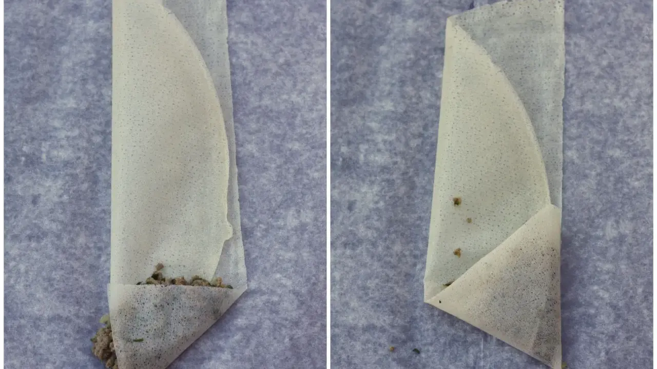 Deux étapes du pliage brick : une feuille de pâte remplie de farce, puis pliée en triangle.