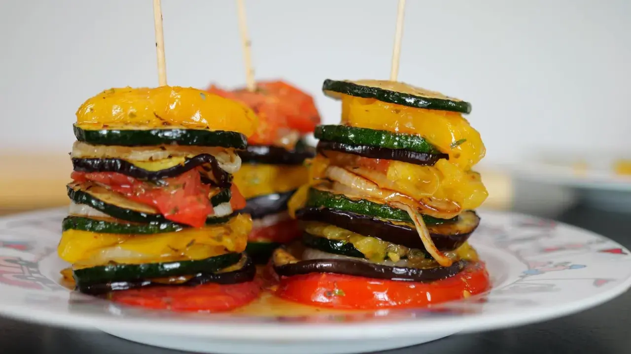 Délicieuses tourtes de légumes grillés, une recette plancha parfaite pour l'été. Courgettes, aubergines, poivrons et tomates, un régal !