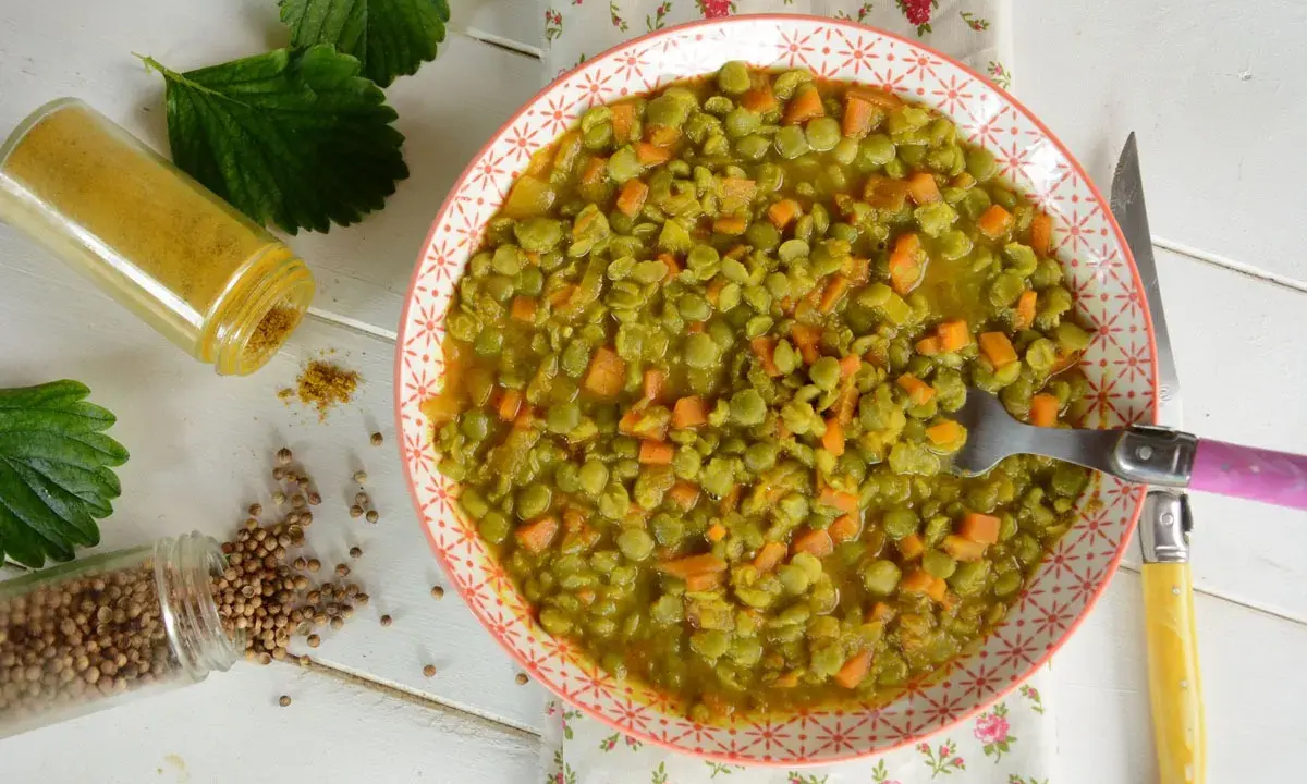 Un plat de pois cassés aux carottes, parfumé par des épices. Un délice simple et réconfortant.