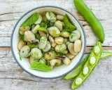 Salade de fèves fraîches, assaisonnée d'herbes et d'épices. La cuisson des fèves est simple et savoureuse.