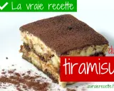 La vraie recette du tiramisu sans blanc en neige, une part généreuse de ce dessert italien classique, saupoudrée de cacao.