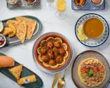 Un festin pour le Ramadan : boulettes de viande, soupe, msemen, briouates et crêpes aux fruits. Une belle idee recette ramadan.