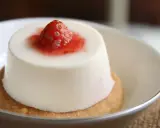 Panna cotta à la fraise sur un biscuit. Si elle est trop liquide, pas de panique, voici comment rattraper une panna cotta trop liquide.