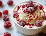 Un déliceux mousse mascarpone garni de framboises fraîches et d'un coulis rouge.