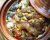 Un plat de tajine agneau aux pruneaux, amandes et sésame, mijotant dans sa sauce parfumée.