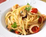 Spaghetti aux fruits de mer à la crème, garni de moules, crevettes, calamars, tomates cerises et persil frais. Un délice crémeux et savoureux.