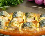 Délicieux maquereau au four, baignant dans une sauce tomate savoureuse, garni de rondelles de citron et de persil frais.