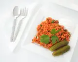 Un plat de boulgour coloré, garni de persil frais, servi avec des cornichons et une touche de yaourt. La cuisson du boulgour est parfaite pour ce repas.