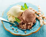 Glace italienne maison sans machine : deux boules vanille et chocolat, garnies d'amandes et de menthe, avec des gaufrettes.