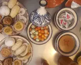 Assortiment de pâtisseries orientales, parfait pour une recette marocaine. Des biscuits, des nids de pistaches, des fruits secs et des bonbons colorés.