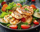 Assiette de halloumi grillé, tomates cerises, concombre et salade verte. Un délice estival.