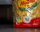 Un paquet de pâtes farfalle "Minutes" promet une cuisson rapide. Idéal pour un repas express, ces pâtes sont prêtes en 3 minutes.