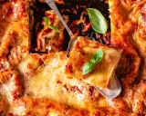 Une part de lasagne généreuse, dorée et gratinée, garnie de basilic frais. Le choix de quelle viande pour lasagne est essentiel pour ce plat réconfortant.