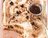 Un tiramisu chocolat blanc crémeux, garni de noisettes et de cacao saupoudré. Un délice à savourer !