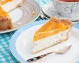 Tranche de cheesecake aux pêches, une gourmandise légère. L'agar agar, son utilisation, assure une texture parfaite.