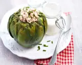 Artichaut farci au thon, une recette facile au Cookeo. Servi avec une sauce crémeuse et des ciboules ciselées.