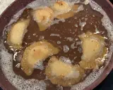 Des samboussek au fromage dorent dans l'huile chaude, formant des bulles joyeuses.