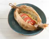 Poisson cuit en papillote avec tomates et citron, une recette bar simple et savoureuse.