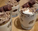 Délicieux tiramisu kinder bueno en verrines, garni de miettes croustillantes et d'un morceau de chocolat. Un vrai régal !