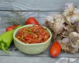 Bol de piperade recette avec poivrons verts, tomates et ail.