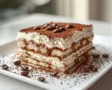 Un tiramisu inratable, crémeux et aérien, saupoudré de cacao et décoré de grains de café. Un délice pour les yeux et les papilles.
