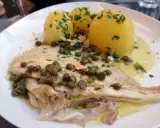 Une aile de raie poêlée, nappée de sauce aux câpres et amandes, accompagnée de pommes de terre vapeur. Une recette simple et savoureuse.