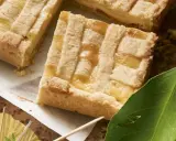 Un délicieux gâteau à la ricotta sicilien, avec une croûte dorée et une garniture crémeuse, prêt à être dégusté.