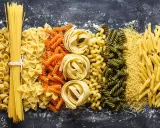Assortiment de pâtes : spaghetti, farfalle, fusilli, tagliatelle, penne et vermicelles. Un festin de pâtes au blé complet pour tous les goûts.