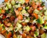 Salade marocaine fraîche et colorée, mélange de tomates, concombres, oignons rouges et persil, assaisonnée d'épices.