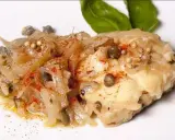 Un plat de lotte aux oignons, câpres et épices, parfait pour une recette lotte facile et rapide.