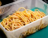 Boîte transparente remplie de spaghettis à la sauce bolognaise, idéale pour la conservation des pâtes cuites.