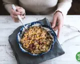 Un bol de freekeh recette, garni de canneberges et de légumes, prêt à être dégusté.