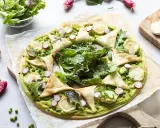 Tarte printanière aux fèves, petits pois, radis et fromage de chèvre. Une idée de recettes originales pour un repas léger et savoureux.