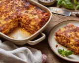Une part de lasagne maison, dorée et appétissante, prête à être dégustée. La recette parfaite pour un repas réconfortant.