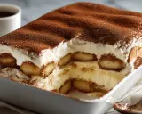 Un délicieux tiramisu sans alcool, crémeux et généreusement saupoudré de cacao, prêt à être dégusté avec une tasse de café.